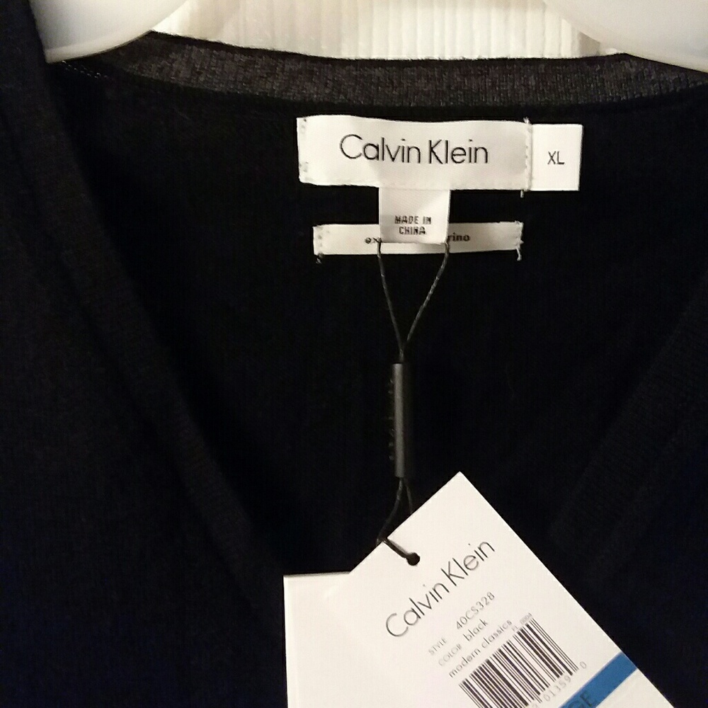 Calvin Klein Black V-Neck XL